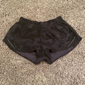 LULULEMON - hotty hots - 2.5 in - camo